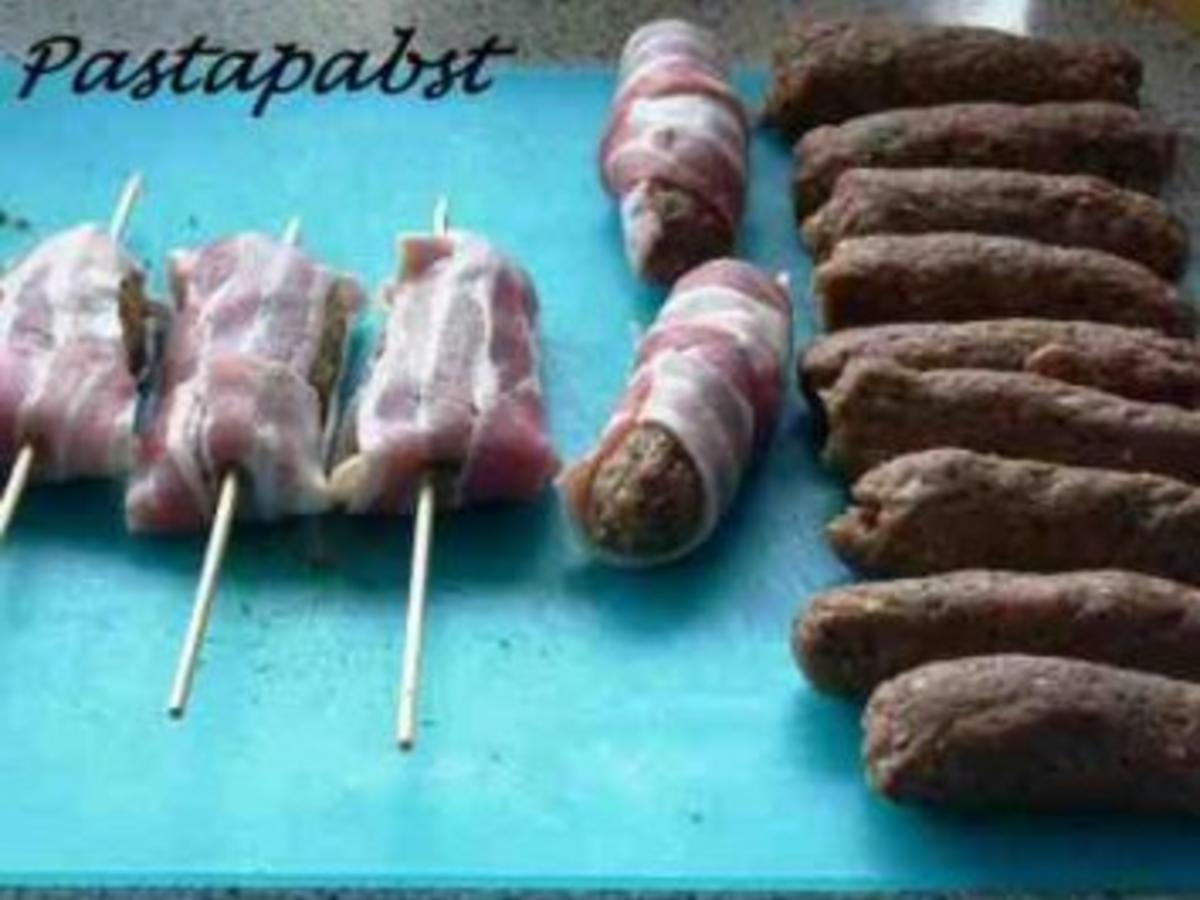 Cevapcici-Spieße im Speckmantel - Rezept - kochbar.de