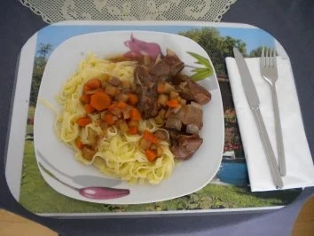 Lammragout mit Teigwaren und Salat - Rezept - Bild Nr. 2