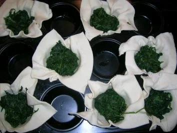 Rezept: Blätterteig-Spinat-Muffins - pur zum Wein (lauwarm) oder als Beilage Blätterteig-Spinat-Muffins - pur zum Wein (lauwarm) oder als Beilage - Rezept