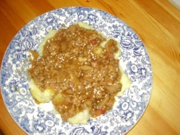 Dunkle Hacksoße mit Pellkartoffeln "deftig" - Rezept