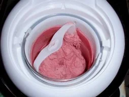 Himbeer-Kiwi-Joghurt-Sahne-Eis - Rezept - Bild Nr. 6