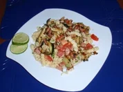 Nudel-Salat mit gebratenen Würstchen - und Zucchinistreifen - Rezept