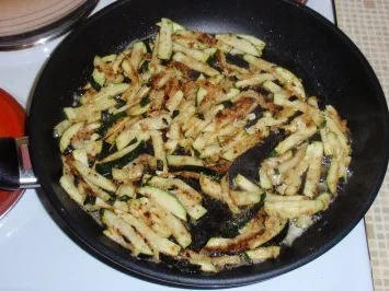 Nudel-Salat mit gebratenen Würstchen - und Zucchinistreifen - Rezept - Bild Nr. 3