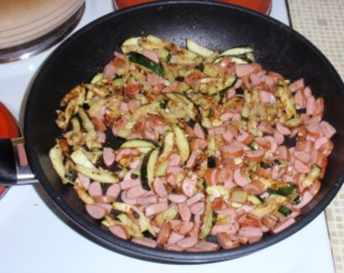 Nudel-Salat mit gebratenen Würstchen - und Zucchinistreifen - Rezept - Bild Nr. 4
