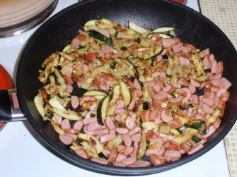 Nudel-Salat mit gebratenen Würstchen - und Zucchinistreifen - Rezept - Bild Nr. 4