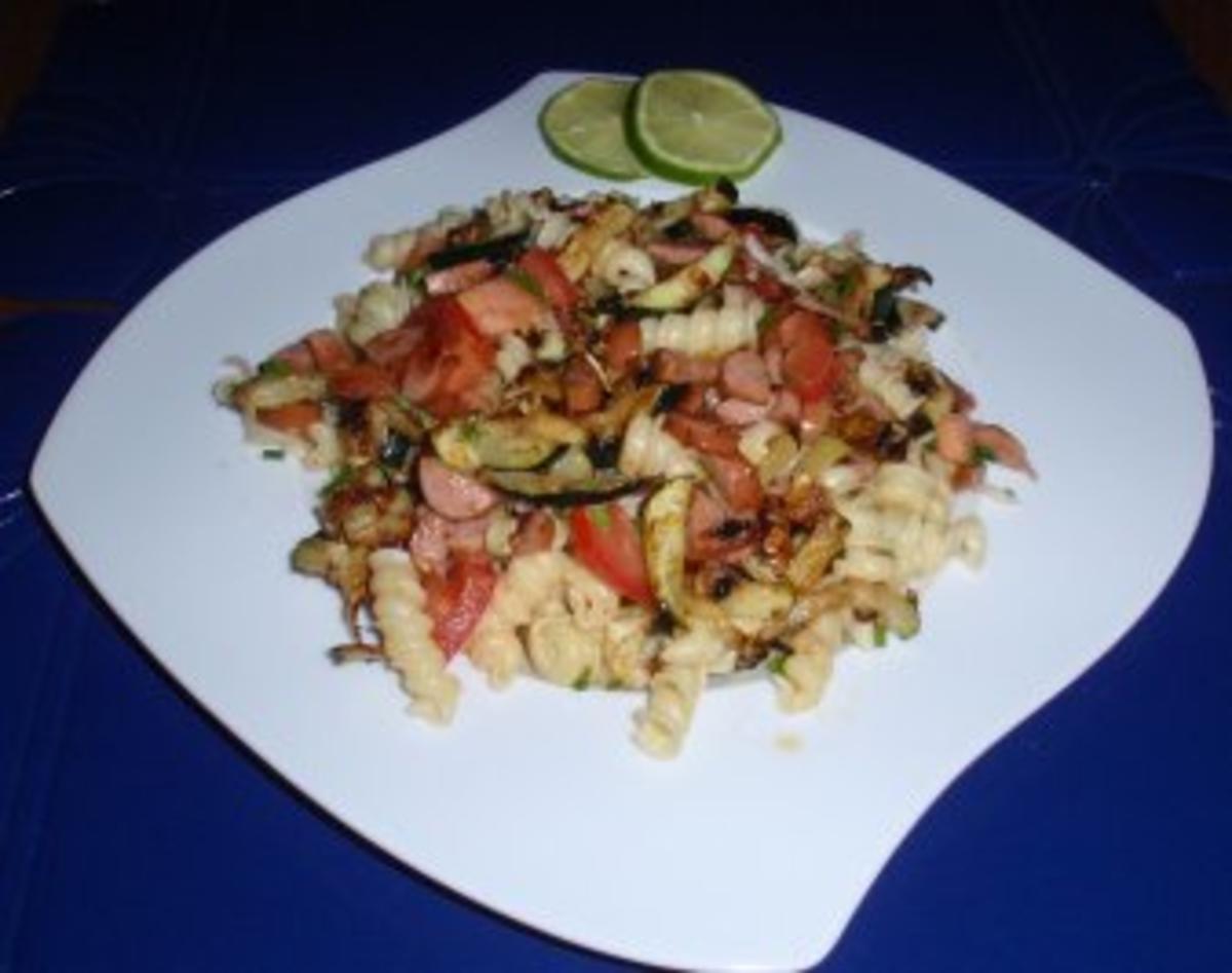 Nudel-Salat mit gebratenen Würstchen - und Zucchinistreifen - Rezept - Bild Nr. 5