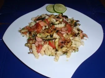 Nudel-Salat mit gebratenen Würstchen - und Zucchinistreifen - Rezept - Bild Nr. 5