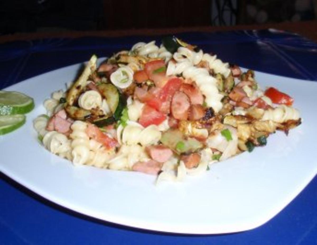 Nudel-Salat mit gebratenen Würstchen - und Zucchinistreifen - Rezept - Bild Nr. 6