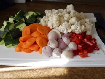 Eingelegtes Gemüse: Blumenkohl, Zucchini, Karotten und Schalotten-Bilder sind online - Rezept