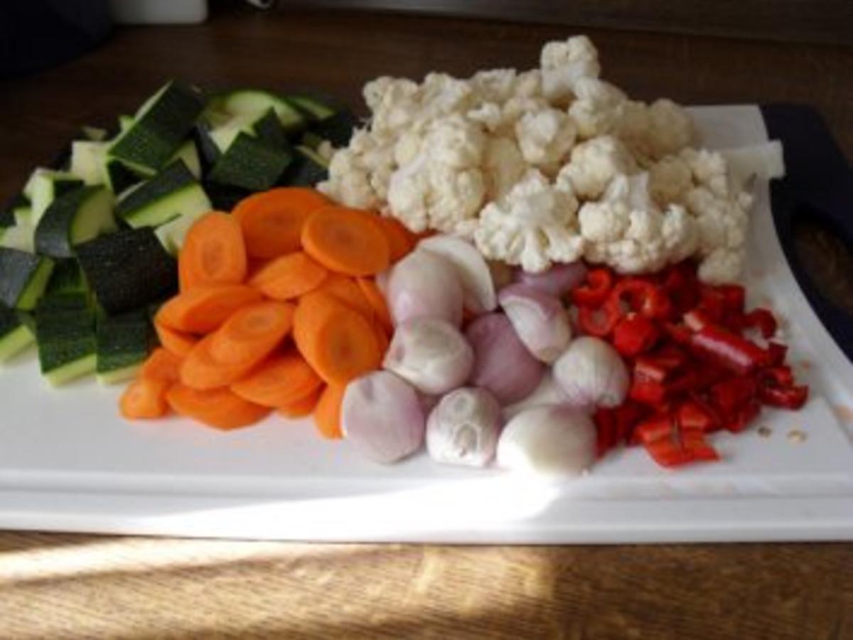 Eingelegtes Gemüse: Blumenkohl, Zucchini, Karotten und Schalotten ...