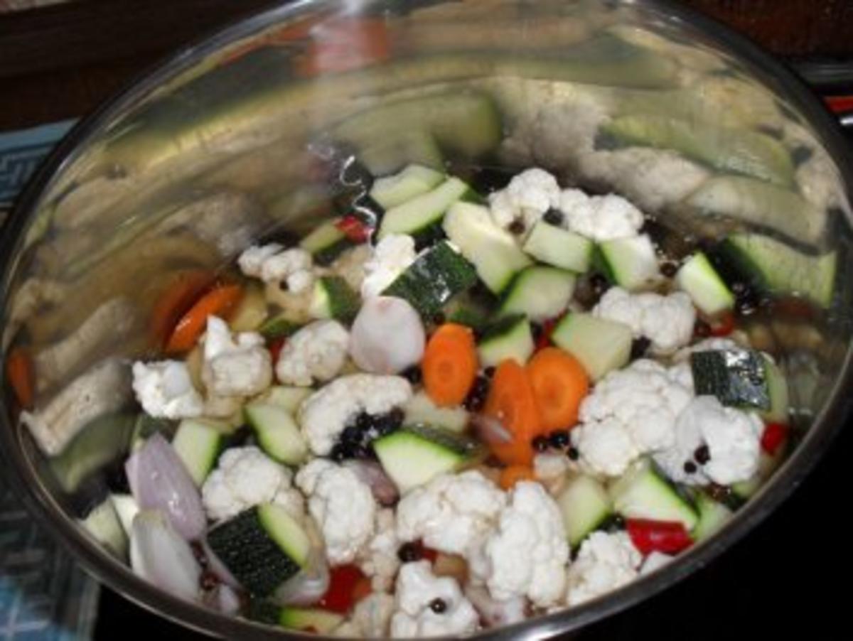 Eingelegtes Gemüse: Blumenkohl, Zucchini, Karotten und Schalotten-Bilder sind online - Rezept - Bild Nr. 2