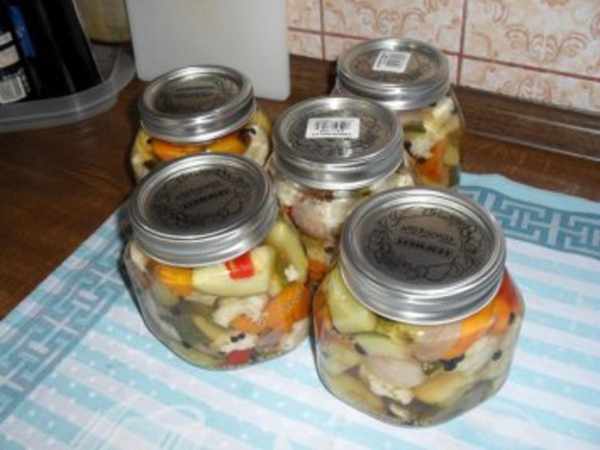 Eingelegtes Gemüse Blumenkohl, Zucchini, Karotten und SchalottenBilder sind online Rezept