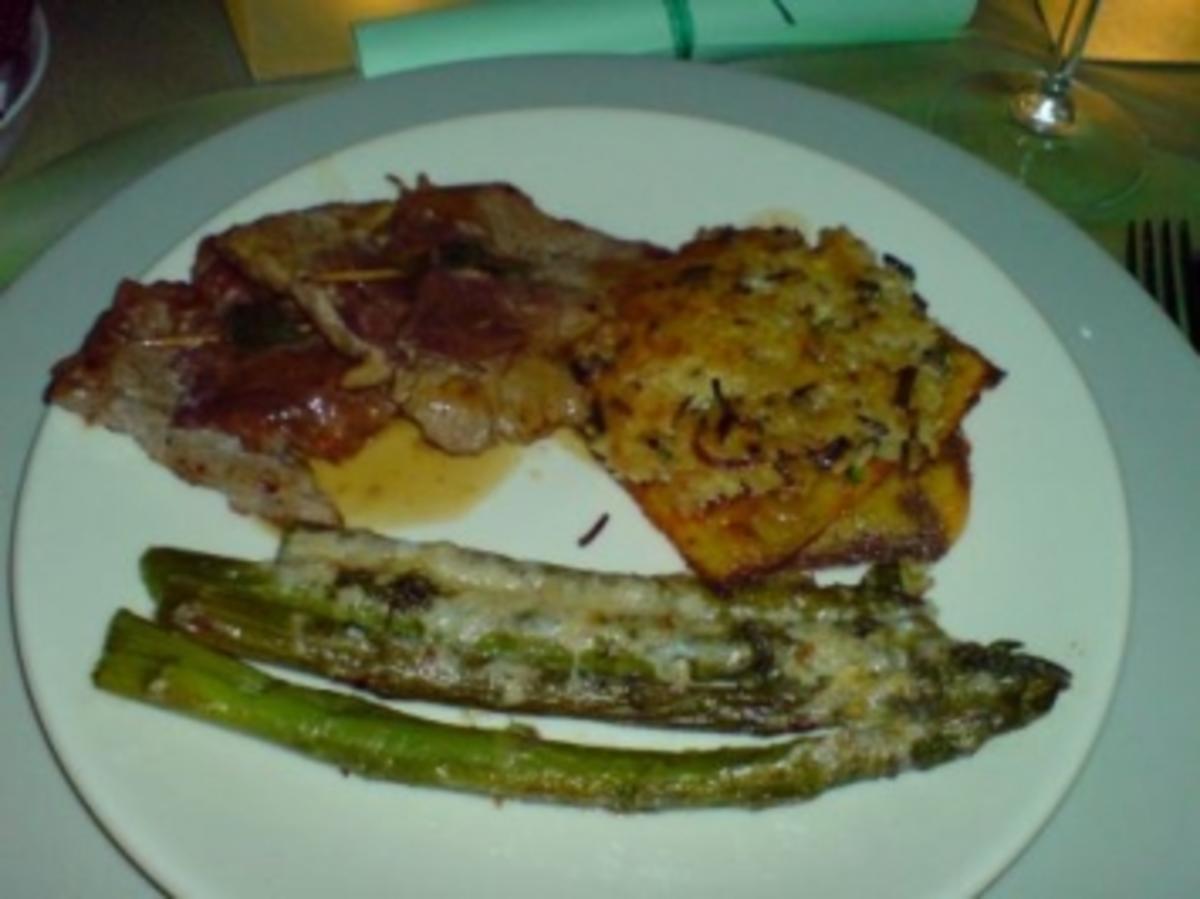 Saltimbocca mit grünem Häufchen (Spargel) an italienischen Schnitten ...