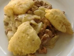 Rezept: Rotbarschfilet in Tempura auf Schmorgurken-Pfifferlingsragout Rotbarschfilet in Tempura auf Schmorgurken-Pfifferlingsragout - Rezept