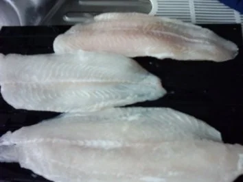 Pfeffer-Pangasiusfilet mit Petersiliensoße, geeisten Zuckerschoten und Reis - Rezept