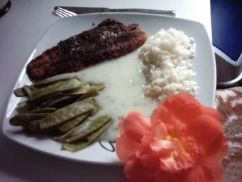 Pfeffer-Pangasiusfilet mit Petersiliensoße, geeisten Zuckerschoten und Reis - Rezept - Bild Nr. 10