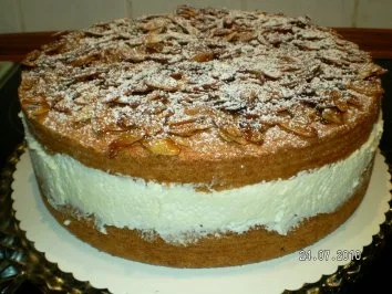 Bienenstich mit Biskuitboden - Rezept