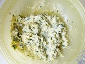 Rezept: Zwischensnack: Knoblauch-Kräuter-Baguette Bild Nr. 2 Zwischensnack: Knoblauch-Kräuter-Baguette - Rezept - Bild Nr. 2