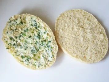 Rezept: Zwischensnack: Knoblauch-Kräuter-Baguette Bild Nr. 3 Zwischensnack: Knoblauch-Kräuter-Baguette - Rezept - Bild Nr. 3