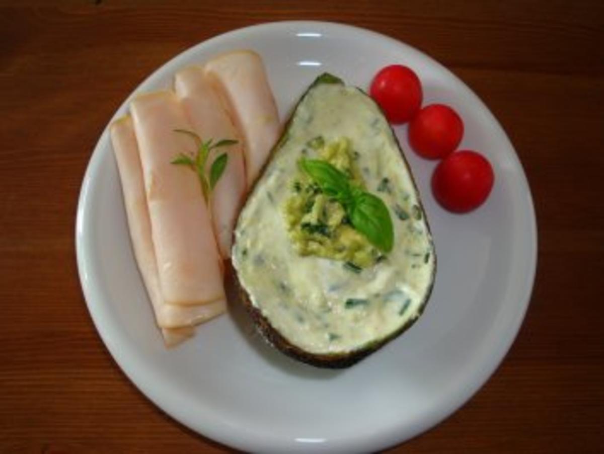 Avocado mit Tzaziki  und hauchdünner Putenbrust - Rezept