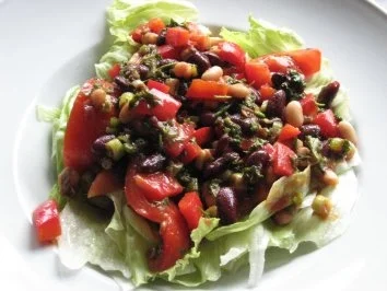 Bohnen auf Eisbergsalat mit Tomaten-Dressing - Rezept