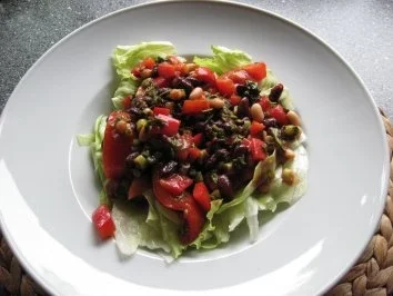 Bohnen auf Eisbergsalat mit Tomaten-Dressing - Rezept - Bild Nr. 2