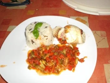 Rezept: Tilapia-Filetrollen auf mediterranen Gemüse zu Basmati-Reis Tilapia-Filetrollen auf mediterranen Gemüse zu Basmati-Reis - Rezept