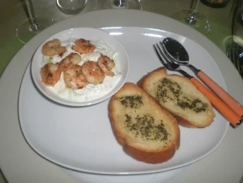 Garnelen auf Wolke 7 oder warme Garnelen mit einem kühlen Gurken-Joghurt-Dressing - Rezept