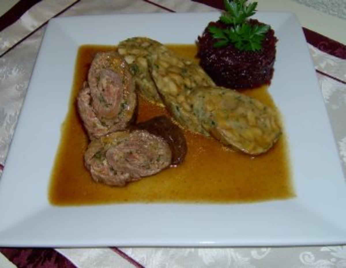 Bilder für Gerolltes Rind mit Brezenknödel und Blaukraut - Rezept