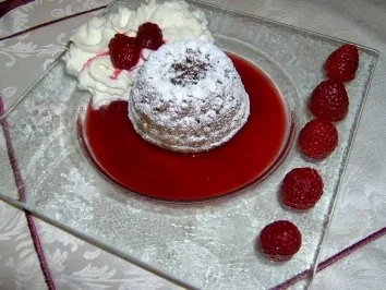 Rezept: Mini-Schokoladengugelhupf auf Himbeersosse mit Vanilleschaum Mini-Schokoladengugelhupf auf Himbeersosse mit Vanilleschaum - Rezept