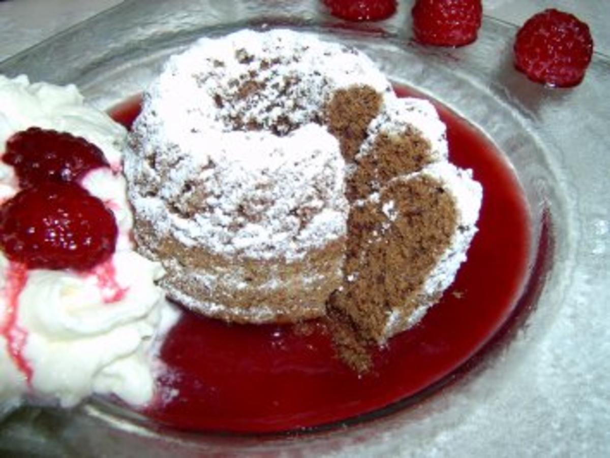 Mini-Schokoladengugelhupf auf Himbeersosse mit Vanilleschaum - Rezept - Bild Nr. 2