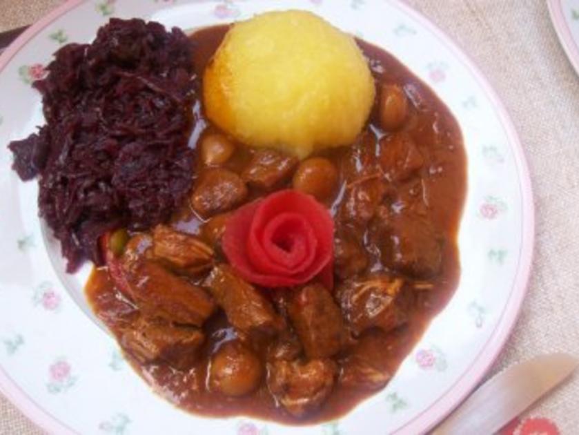 Gulasch Mit Klöße Und Rotkohl - Rezept Mit Bild - Kochbar.de