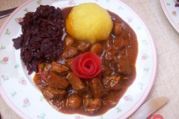 Gulasch mit Klöße und Rotkohl - Rezept mit Bild - kochbar.de