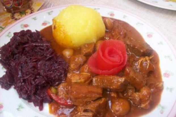 Gulasch mit Klöße und Rotkohl - Rezept mit Bild - kochbar.de
