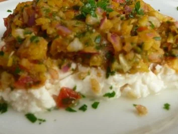 Rezept: Schafskäse mit Gemüsehaube überbacken Schafskäse mit Gemüsehaube überbacken - Rezept