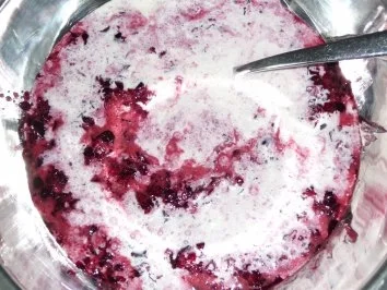 Rezept: Buttermilch - Kirscheis mit Stückchen Bild Nr. 4 Buttermilch - Kirscheis mit Stückchen - Rezept - Bild Nr. 4