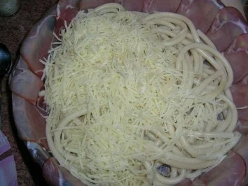 Schinken-Makkaroni-Torte mit geschmorten Kirschtomaten - Rezept - Bild Nr. 7