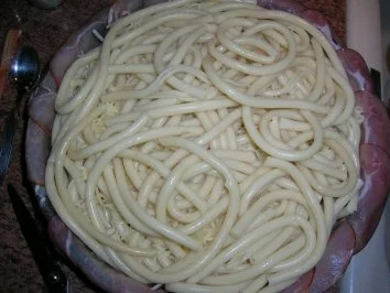 Schinken-Makkaroni-Torte mit geschmorten Kirschtomaten - Rezept - Bild Nr. 9