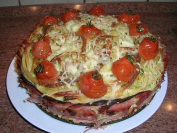 Schinken-Makkaroni-Torte mit geschmorten Kirschtomaten - Rezept ...