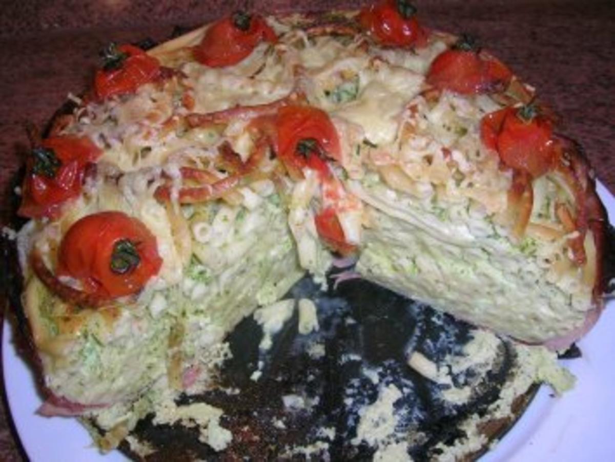 Schinken-Makkaroni-Torte mit geschmorten Kirschtomaten - Rezept - Bild Nr. 2