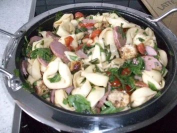 Tortelloni - salat mit Salami - Rezept