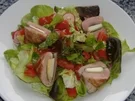 Rezept: Schweinefilet mit Ziegenkäse und Bacon auf Sommersalat in Tomatenvinaigrette Schweinefilet mit Ziegenkäse und Bacon auf Sommersalat in Tomatenvinaigrette - Rezept