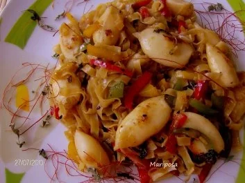 Mini-Tintenfischtuben eingebettet in Gemüse-Woknudeln - Rezept