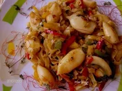 Mini-Tintenfischtuben eingebettet in Gemüse-Woknudeln - Rezept