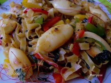 Mini-Tintenfischtuben eingebettet in Gemüse-Woknudeln - Rezept - Bild Nr. 2