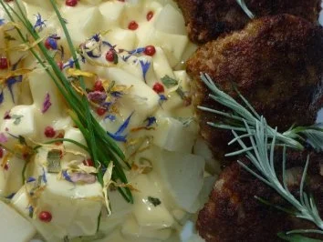 Rezept: Currykraut-Frikadellen zu Kohlrabi an Hollandaise mit Salzkartoffeln Bild Nr. 2 Currykraut-Frikadellen zu Kohlrabi an Hollandaise mit Salzkartoffeln - Rezept - Bild Nr. 2