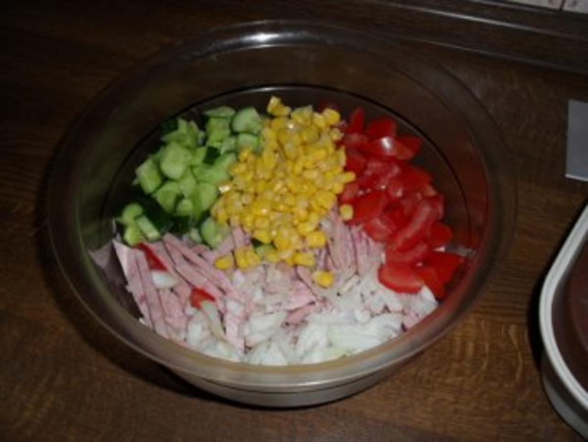 Sommerlicher Wurstsalat mit Tomaten, Gurken, Mais und Zwiebeln - Rezept