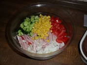 Sommerlicher Wurstsalat mit Tomaten, Gurken, Mais und Zwiebeln - Rezept