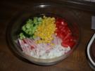 Sommerlicher Wurstsalat mit Tomaten, Gurken, Mais und Zwiebeln - Rezept