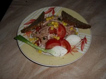 Rezept: Sommerlicher Wurstsalat mit Tomaten, Gurken, Mais und Zwiebeln Bild Nr. 3 Sommerlicher Wurstsalat mit Tomaten, Gurken, Mais und Zwiebeln - Rezept - Bild Nr. 3